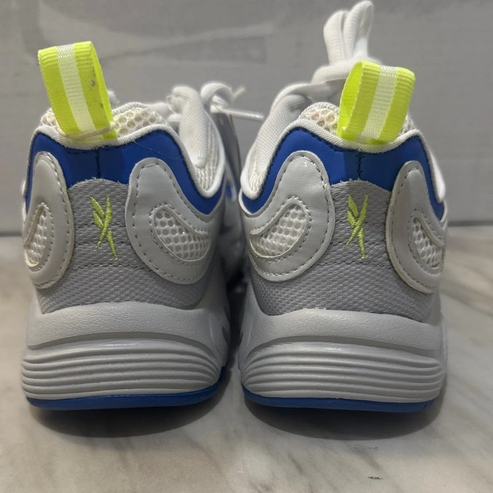 Reebok Blue and White Women's Sneakers it’s for men or women size 4.5